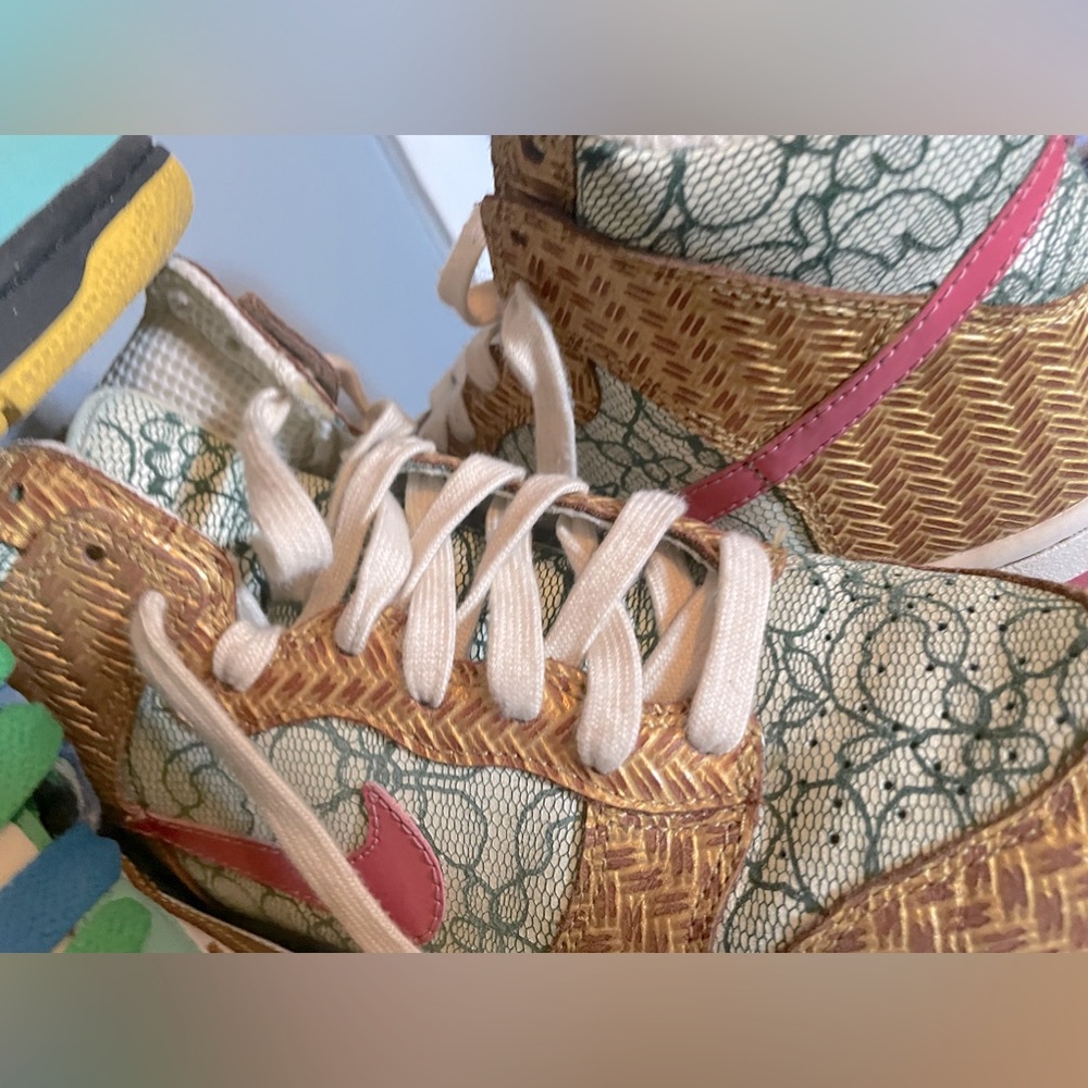 Wmn 6.5 Nike Dunk high tops; New never worn- pink with tan accents and lace